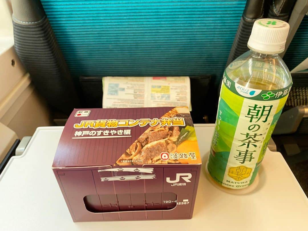 がっちゃんのインスタグラム：「JR貨物コンテナ弁当 神戸のすきやき編🍱  がっちゃんによるとめっちゃ美味しかったらしい👍✨ 写真見ただけで美味しいって分かる٩(๑❛ᴗ❛๑)۶  空き容器＝コンテナを持って帰ってきてくれたから色々活用したい💕  この駅弁作ってる淡路屋さんは、ひっぱりだこ飯の駅弁屋さんなんだけど、オンラインショップ見たら、ひっぱりだこ飯の蓋売ってた！欲しい‼︎ 蓋があると活躍の場が無限に広がるよね✨  #駅弁 #すき焼き #jr貨物 #電車 #bento #train #lunchbox #sukiyaki #がっちゃん #がっちゃんねる」