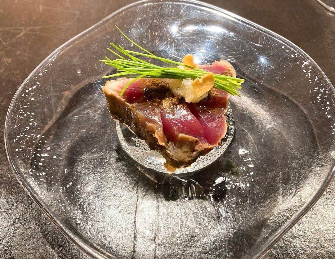 加田晶子さんのインスタグラム写真 - (加田晶子Instagram)「1年ぶりに、はるかちゃんと会うことができて幸せすぎた日🥹  とても素敵な空間で、一皿一皿丁寧に作られたお料理を堪能しました🐖 和食とイタリアンの融合がとても素晴らしかったです🫶🏻お料理はもちろんのこと、器にも拘りを感じました🫧 あまりの美味しさに、のどくろのお料理も追加で頼みました✨ 日本各地から厳選された食材を使っているそうで、また違う季節に訪れたいです🤤  はるかちゃんと、またちょこちょこ会えそうで嬉しい🤭🌷  #十皿 #とさら#イノベーションフュージョン #魚介料理 #海鮮料理 #和食#イタリアン #食べログ高評価 #リピート確定 #器と料理 #関西グルメ#大阪グルメ #たべすたぐらむ #食べスタグラム #gourmet #グルメ好きな人と繋がりたい #アナウンサー #フリーアナウンサー #フリーランス」5月26日 22時54分 - accoo.k