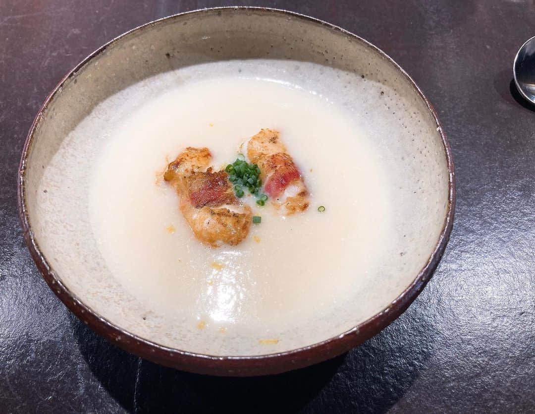 加田晶子さんのインスタグラム写真 - (加田晶子Instagram)「1年ぶりに、はるかちゃんと会うことができて幸せすぎた日🥹  とても素敵な空間で、一皿一皿丁寧に作られたお料理を堪能しました🐖 和食とイタリアンの融合がとても素晴らしかったです🫶🏻お料理はもちろんのこと、器にも拘りを感じました🫧 あまりの美味しさに、のどくろのお料理も追加で頼みました✨ 日本各地から厳選された食材を使っているそうで、また違う季節に訪れたいです🤤  はるかちゃんと、またちょこちょこ会えそうで嬉しい🤭🌷  #十皿 #とさら#イノベーションフュージョン #魚介料理 #海鮮料理 #和食#イタリアン #食べログ高評価 #リピート確定 #器と料理 #関西グルメ#大阪グルメ #たべすたぐらむ #食べスタグラム #gourmet #グルメ好きな人と繋がりたい #アナウンサー #フリーアナウンサー #フリーランス」5月26日 22時54分 - accoo.k