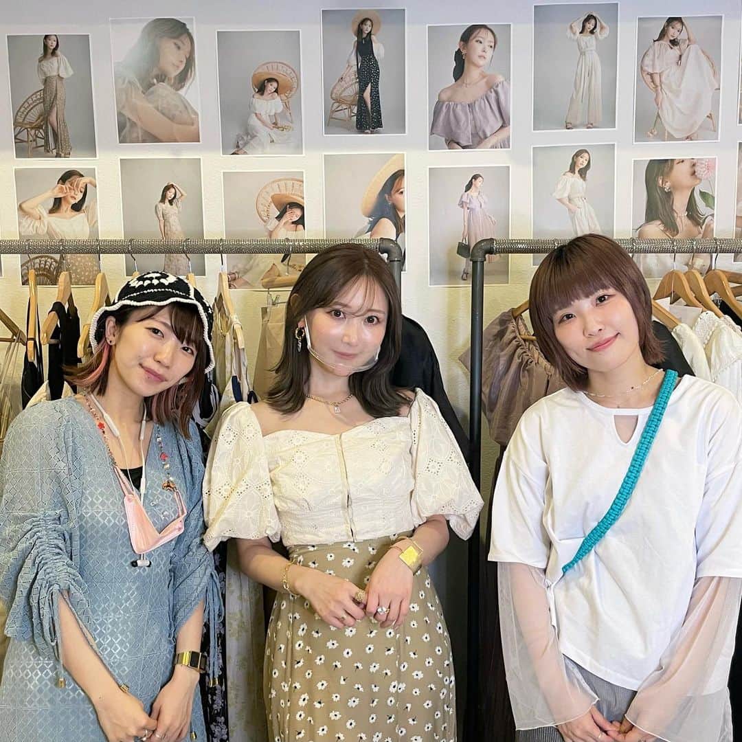 ぱいぱいでか美のインスタグラム：「Crayme,の展示会♡ . ぼぼと可愛い可愛い言いながら見てきました！ 結以さんが作る品のあるお洋服だいすき☺️ 結以さんのこともだいすき☺️🥰❤️ 2枚目のデニムベストとシアーシャツのセットつけました〜 楽しみ楽しみ！✨ . #Crayme #菅野結衣 さん #ありぼぼ #でか美ちゃん」