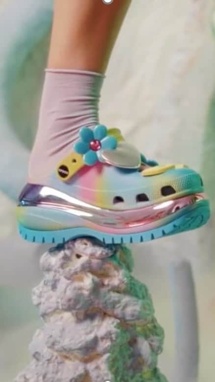 のインスタグラム：「Lazy Oaf X Crocs 🚀 launching 6.2 via the Crocs app!​  New worlds now loading… #LazyOafXCrocs」
