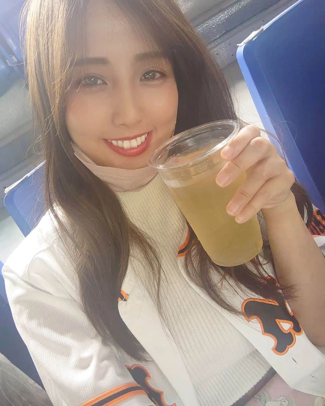 日里麻美のインスタグラム：「* ドームを主張  今日は負けだーー🐰  今日はお家観戦 今年は何回いけるかなー？ まだ現地観戦は ZOOMZOOMと札幌ドームが制覇出来てないから 早く制覇してみたい⚾  ジャイアンツ帽子なら失くさないだろうとおもってベージュの普段着に着れる帽子買ったけど 失くしてしまったよ😭 年間帽子何個失くせば気が済むのー😑😑😑  * * *  【販売中】 💠抑えきれない胸の鼓動　DVD & Blu-ray Amazonなどで購入できます 💠グラビア学園　グラビア動画&デジタル写真集　Amazon、DMMで購入できます  【TV、Web】 💠さまぁ～ずチャンネル　『訳あり女』  💠YouTube　『ひさっちゃんねる』で検索  💠橋上秀樹アナライズTV アシスタントMC  【イベント】 ※6月は少しのんびりします 💠６月後半頃からいろいろと * * * * #乳圧女 #着衣巨乳 #着衣でも主張　#ヒサグラ #熱い巨党 #36歳グラビア #おっぱいの大きいお姉さんは好きですか #hisato #gisants」