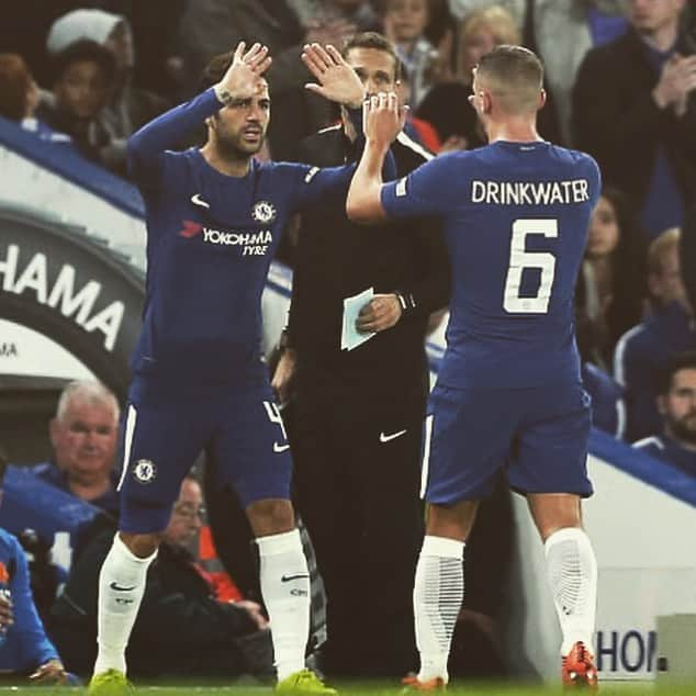 ダニー・ドリンクウォーターさんのインスタグラム写真 - (ダニー・ドリンクウォーターInstagram)「My time at @chelseafc has come to an end… actually feels really strange writing this. Me, the club and fans are hugely disappointed with the outcome there is no doubt about that. Injuries, how I have been treated, mistakes I have made, issues of the pitch, lack of game time… the list of excuses could be endless but I would not and can not change what’s happened. I’m going to look at positives over the past 5 years, I have played with great players, coached by awesome managers, worked with some brilliant staff, met some fantastic people, lived in some beautiful places, travelled the world and won some more silverware. Footballs a fantastic sport but this for both parties was a business move gone wrong, it’s as black and white as that. To the @chelseafc fans I apologise for how this has turned out I would of loved for u to see me at my best in that shirt doing what I love. All the best x 💙」5月26日 23時29分 - dannydrinkwater