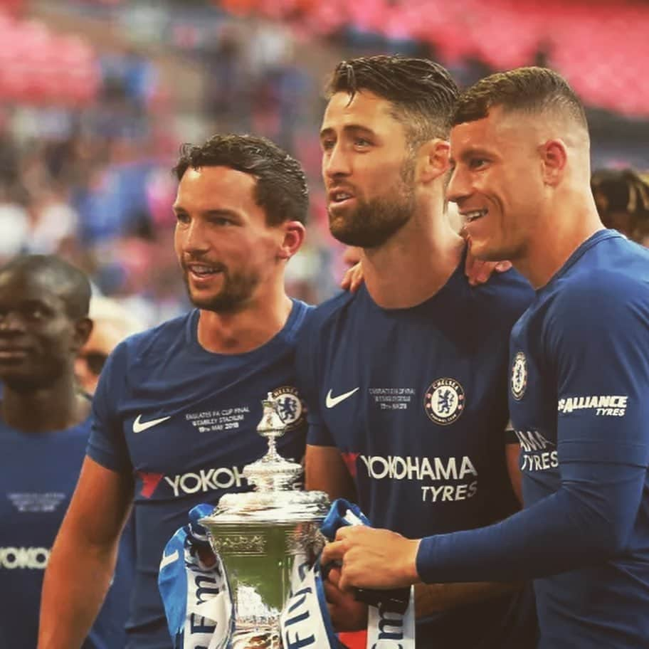 ダニー・ドリンクウォーターさんのインスタグラム写真 - (ダニー・ドリンクウォーターInstagram)「My time at @chelseafc has come to an end… actually feels really strange writing this. Me, the club and fans are hugely disappointed with the outcome there is no doubt about that. Injuries, how I have been treated, mistakes I have made, issues of the pitch, lack of game time… the list of excuses could be endless but I would not and can not change what’s happened. I’m going to look at positives over the past 5 years, I have played with great players, coached by awesome managers, worked with some brilliant staff, met some fantastic people, lived in some beautiful places, travelled the world and won some more silverware. Footballs a fantastic sport but this for both parties was a business move gone wrong, it’s as black and white as that. To the @chelseafc fans I apologise for how this has turned out I would of loved for u to see me at my best in that shirt doing what I love. All the best x 💙」5月26日 23時29分 - dannydrinkwater