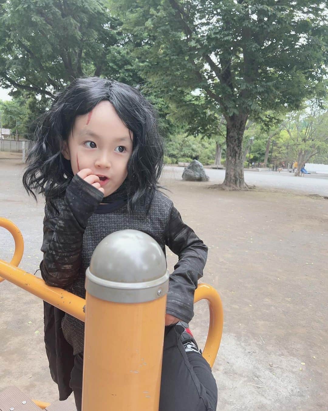 アレクサンダーのインスタグラム：「髪の毛伸びました🧙🏻‍♂️ 勝手にかなり我が道行ってます それに付き合うのが趣味な夫婦です👯‍♂️ #又吉ではありません #カイロレンです」