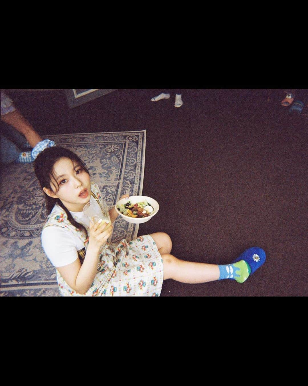 NMIXXさんのインスタグラム写真 - (NMIXXInstagram)「우리 막내 짱규 생일 축하해😚 맛있는 거 많이 먹구 오늘 나랑 행복한 하루 보내기😆🥰  #HAPPY_KYUJIN_DAY #다비키세옹오늘진규생일이에옹😽 #우리_귀요미의 #샐러드 #먹방  #NMIXX #엔믹스 #배이 #BAE #솔스타그램」5月27日 0時45分 - nmixx_official