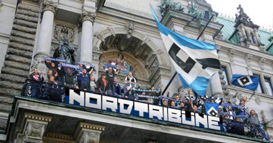 マルセル・ヤンセンのインスタグラム：「Der Rathausbalkon ist viel zu klein für die über 87.000 Mitglieder/Fans die symbolisch genau da hingehören für diesen wahnsinnigen Support in dieser Saison. Dafür ein Riesen Dank. Durch diesen Support habt Ihr es möglich gemacht, dass die Mannschaft und das Trainerteam so eine starke Leistung gerade im Endspurt zeigen konnten!Auch wenn es nicht mit dem Aufstieg geklappt hat, mit euch im Rücken haben wir auch in der neuen Saison den 12 Mann.   #demut #dankbarkeit #Wertschätzung #fankultur #nurderhsv #wirsindderhsv🔥⚫️⚪️🔵」