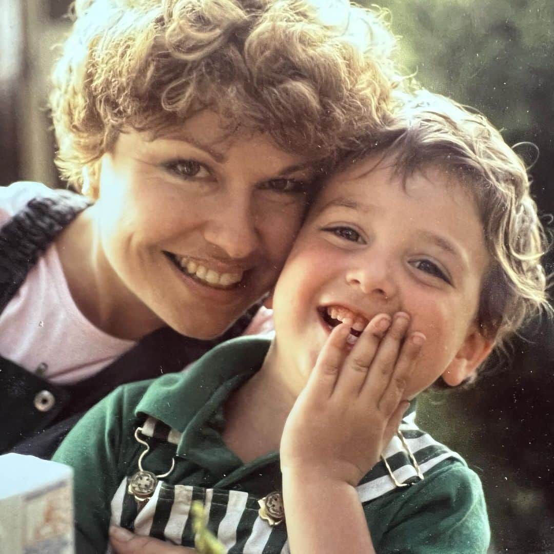 ベン・フェルドマンのインスタグラム：「The strange thing about loving someone with dementia, for me, is that you can spend years burying the old memories, when they were “them” because you’re so focused on the new ones. The ones you don’t recognize. The ugly ones that don’t make sense. And so when they finally go, there’s almost a rebirth. A sudden flood of good times that you thought had been pushed out of your mind to make way for the bad ones. It’s bittersweet. Your mind, reorganizing for you when you can’t. A mind should be protected. • Last call was years ago but mom stuck around til the lights came on & this Tuesday, she finally called it a night. Tomorrow is my birthday (zero doubt she finds that hilarious) and if you’re feeling generous, consider making a donation to one of the charities I’ve tagged here. Fighting Alzheimer’s is the only gift I want this year. There’s still no cure. Alzheimer’s is cruel. Alzheimer’s is unforgiving. Alzheimer’s is a thief. It stole every memory my mom had. But I won’t let it steal mine.  ………. • us  • the last page of her memoir, written after she left France to spend her last years with me • Alz walk  • @wearehfc gala  • Paris, just before she moved back / her smile, forever on my daughters face」