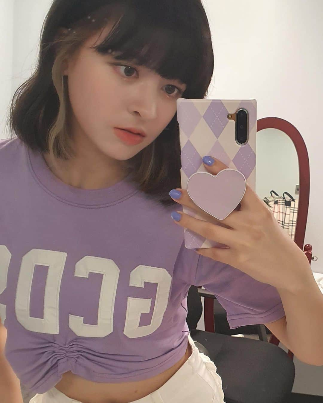 NMIXXさんのインスタグラム写真 - (NMIXXInstagram)「Purple crop, purple phone, purple nails. #네일제가발라봤어용. KCON 어땠어요? 항상 사랑 많이 줘서 감사합니다! #NSWER사랑해 #이제셀카 #거울셀카 #KCON #Chicago #NMIXX #엔믹스 #릴리 #LILY」5月27日 1時06分 - nmixx_official