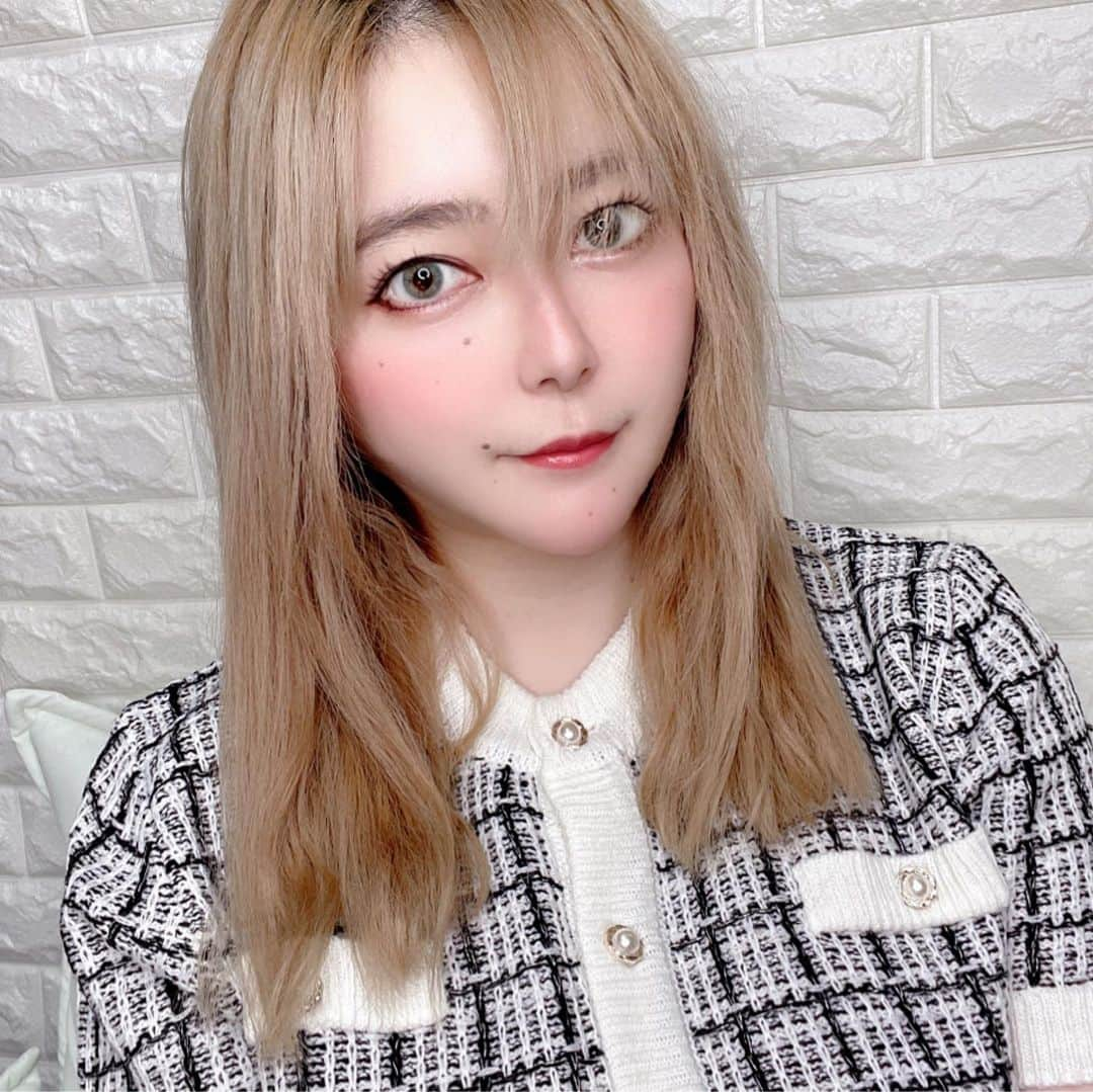 滝川かのん（三城ありさ）さんのインスタグラム写真 - (滝川かのん（三城ありさ）Instagram)「東京中央美容外科 池袋西口院(@tcb_ikebukuronishiguchi)の能登谷翔先生(@tcb_notoya)に診てもらいにTCB式小顔美肌再生の１ヶ月検診🏥行ってきました～🥰❤️  めっちゃ顔スッキリ✨ 左右差も気にならなくなって、周りからも痩せた？ って聞かれるようになりました🤭 本当に施術してよかったです♡ 違和感とかもなにもなくてめっちゃいい✌️  スタッフさんや先生も優しくて通いやすかったです♪ 受付から帰りまで スムーズなところもいいよね♡ 清潔感ある内装も👍  うちのインスタ見たって伝えるといいことあるよー！😉  今日もありがとうございました！🙏🙇‍♂️  #リフトアップならTCB東京中央美容外科 #美容整形ならTCB東京中央美容外科 #東京中央美容外科 #美容外科 #池袋西口院 #東京中央美容外科池袋西口院 #TCB #美容クリニック #美容医療 #プチ整形 #美容整形 #整形 #TCB式小顔美肌再生  #小顔美肌再生 #リフトアップ #PR」5月27日 11時30分 - sanjyo_arisa