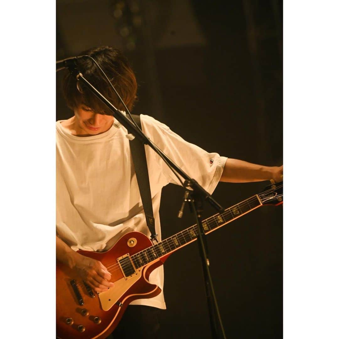 のインスタグラム：「今日から新ツアー、その名もアルティメットホームランツアー。久々に(久々？本当に？)長いツアーになりそうなので、会場に来てくれる方には勿論、会場に来られない方にもこの旅の雰囲気が伝わるといいな、と思っています。(早速フィルムのカメラを忘れたけど…。)本番日もオフ日も自然に楽しめるといいな。毎回、真剣にやってるから視野が極端に一部分にいきすぎたりするけど「ただバンドと在る。」みたいな感覚を忘れない様にしたいです。貴重な機会を当たり前に過ごせたらいいな。そんな肝心の初日は大雨。なにか起きるんだろうね。レッツゴー！☺︎」