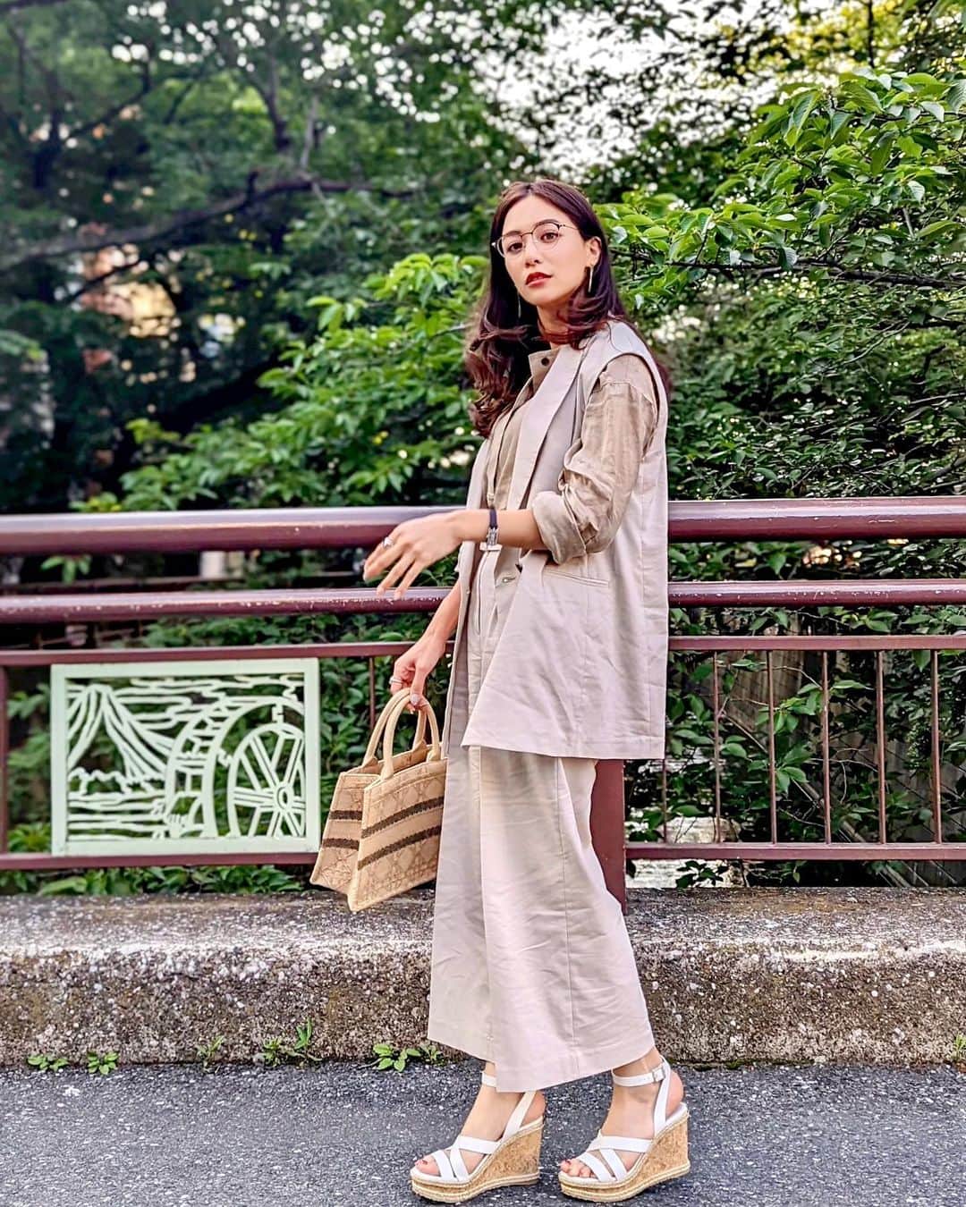 のインスタグラム：「こんにちは💕 . 昨日の通勤スタイルの全身コーデ✨ベージュトーンでまとめてみました🙆‍♀️ . setup... @plst_official  tops... @plst_official  bag... @dior  sandals... @jimmychoo  eyewear... @zoff_eyewear  . あたたかくなってくるとリネン素材が気持ちいい！涼しげだし、楽ちんだし💕でもきちんと感がちゃんと出るのがさすがプラステ✨ . ラスト金曜も頑張っていきましょう💛 . #りなまるコーデ #通勤コーデ #オフィスコーデ #新社会人 #新生活 #めがね #めがね女子 #眼鏡 #眼鏡女子 #zoff #めがねコーデ #plst #プラステ #eyewear #eyewearstyle #オフィスカジュアル #通勤服 #会社員 #ol #olコーデ #セットアップ #パンツコーデ #ジレコーデ #dior #diorbag #jimmychoo #ジミーチュウ #ディオール #ディオールバッグ #ベージュコーデ」