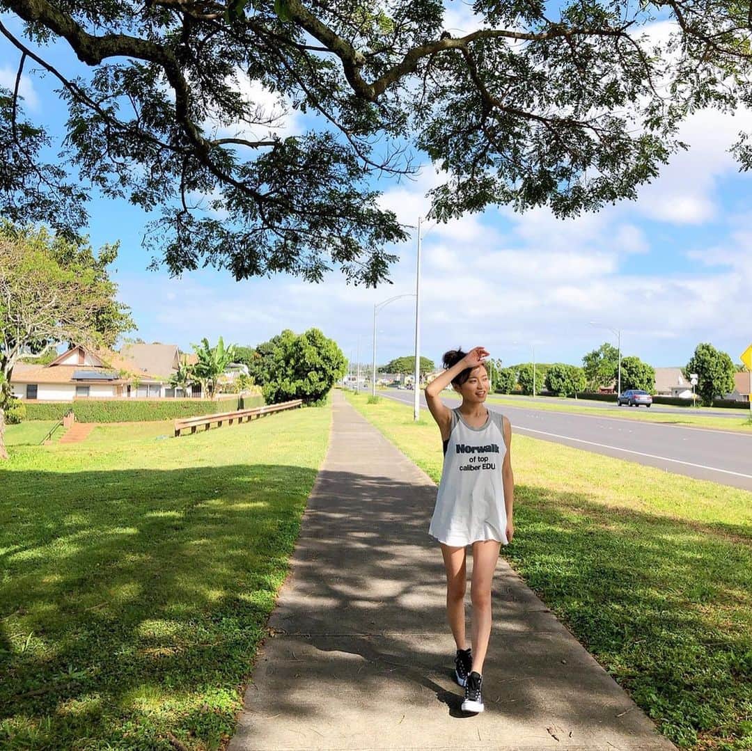 のインスタグラム：「🌈 梅雨に入ったんですか？ お洗濯物は部屋干しするしかないんですね？  梅雨が明けたら夏！🐳  ※写真は3年前のハワイ ※今より全然痩せている ※もうこの時には戻れない」