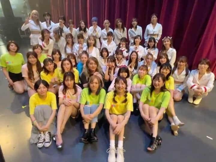 のインスタグラム：「5/25に行われた 恵比寿マスカッツ10周年記念ライブ～オールスター大感謝祭～  来てくださった皆様、 本当にありがとうございました✨  2年前に行われる予定だった活動10周年ライブが 実現した事がまず夢みたいな事だったのですが 初代マスカッツの皆さんがこんなにも沢山 駆けつけてくださった事に強い絆を感じました。 (今回参加が難しかったけれど激励のメッセージを 下さった初代さん達にも感謝です！)  私たち第二世代メンバーのメドレーから 初代さんのメドレーに変わった時 皆さんのワッと沸いた感情が伝わってきました。  私たちもまさかあんなにがっつり初代さんの パフォーマンスが見れるなんて思っていなかったので 本当にリハーサルの時から興奮してしまいました。 そしてやっぱり楽しい！！  初代の先輩の皆さんは何をしてても楽しそうで ハツラツとしていて、私が凄くなりたい偶像なんです！  途中からバナナマンゴーハイスクールと親不孝ベイベーを バックで踊っていた時、凄くそんな事を思いながら 楽しませて頂いていました。  目標でもある先輩方がこうして今も 携わって下さっているこの環境と、 10周年をお祝いしに来てくださった皆様と、 ゲストに駆けつけてくださったゲストの皆様に、 本当に感謝です☺️🍇  写真は初代さんと撮って頂いた写真です、、、！！ ストーリーで載せて下さった写真は載せられないのですが 私の宝物にします🥰  (川村りかさんと大食いの話で盛り上がれた事も 凄くいい思い出です😂 ずっと簡易控室で話して下さってました!!)  恵比寿マスカッツ こんなにも素敵なグループに所属出来た事を光栄に思います！ 本当にありがとうございました🍌🥭」