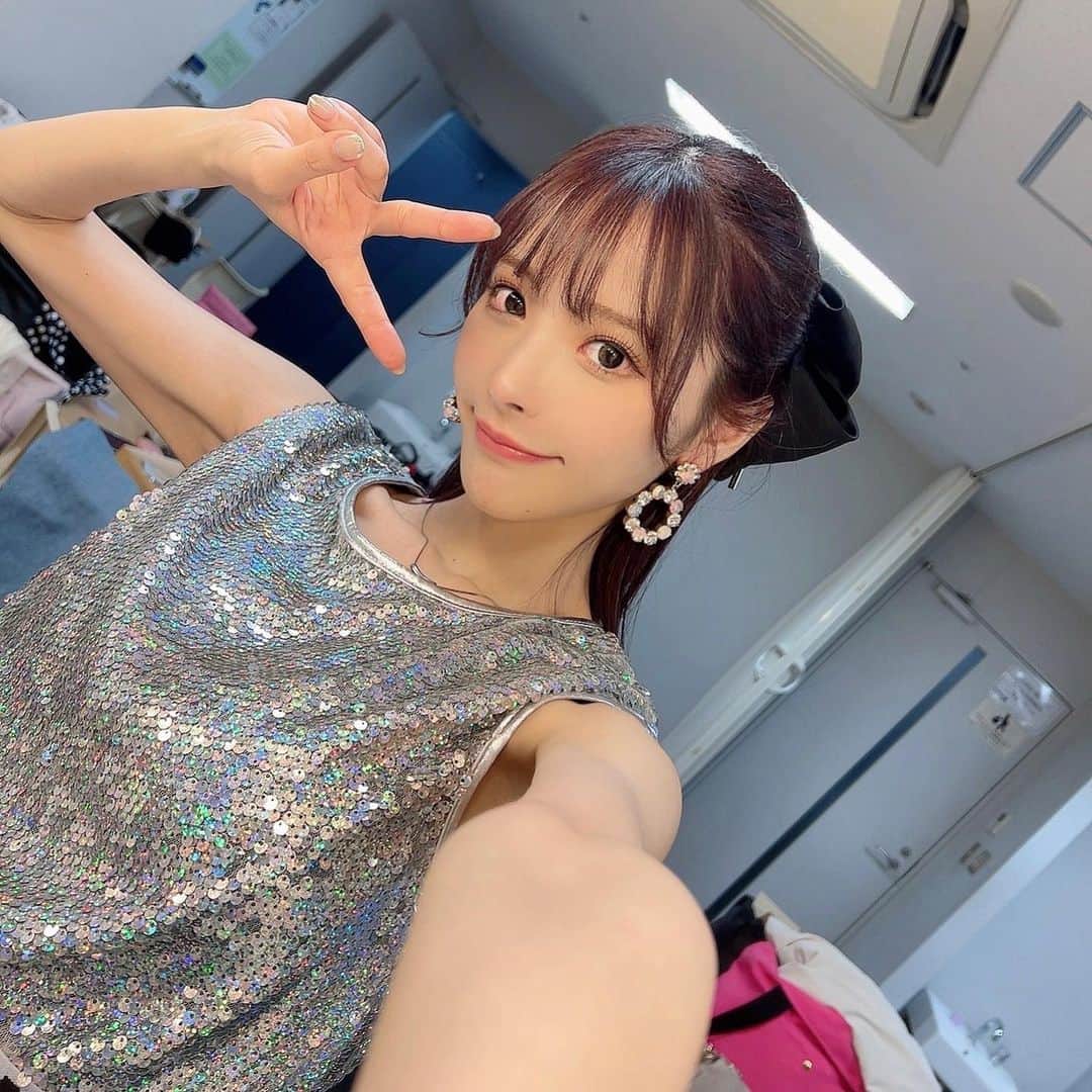 のインスタグラム：「第2世代になってからもう7年。  メンバーとは相変わらず距離感を保つ方ですが 思っている以上にみんなの事信頼しています。 いつも助けてくれてありがとう！！！！！  そしていつも応援してくださる皆さんにも 大大大感謝の「せーんきゅっ」です！！！🍑  (ライブでは言えなかったからね😂)  ────── スタフラを見るのがライブ終わりの お楽しみのひとつでもあります！ 特に皆名前書いてくれるからそれを見るのが凄く好き！ 桃乃木家を名乗ってくれてありがとう〜!! お手紙もプレゼントもありがとう✨ ゆっくりTwitterの方の感想も読ませていただきますね🫶」
