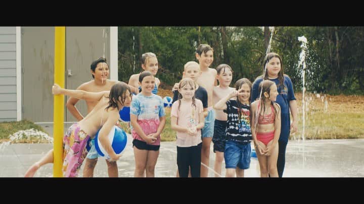 のインスタグラム：「I’m so proud of what the Jake Owen Foundation has been able to accomplish over the last decade.   “We help people in the places they call home.” We also circle up great people, who want to make a difference and we make it happen!   Our Jake Owen Foundation and the incredible community of Kingston Springs, TN came together to build a splash pad for kids and their families to enjoy for years to come.  Watching these kids and their families light up with smiles and happiness is the greatest feeling of all.   Thanks to everyone involved in making this happen. My friends at The Golf Club of Tennessee, @beautifulkingstonsprings…  I believe we can all make a difference. Just ask, how can I help? Love y’all!」