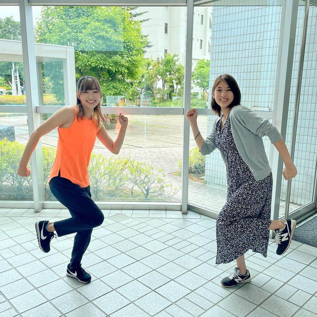 汾陽美樹のインスタグラム：「. 社内でばったり！ 久々に池田咲季さんにお会いしました😆💓 一緒に体操コーナーをやっていた頃が懐かしいです🧘‍♀️🧘‍♂️  久々に会ってもやることは一緒！ お決まりのゴリラ顔で🦍✨ ポーズは猿っぽいけど…🐒笑  どっちの方がゴリラに似ているか いつも競っています🤪🧡  #健康運動指導士 #池田咲季 さん #ふるさとライブ #体操 #エクササイズ #長野放送 #アナウンサー #汾陽美樹」