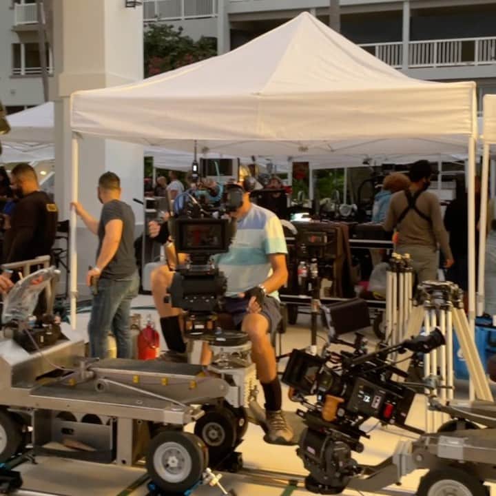ケイティー・ルクレールのインスタグラム：「Who can guess what project I am currently working on? Hint: I’m living for all the floral print I’m wearing! #setlife #islandvibes」