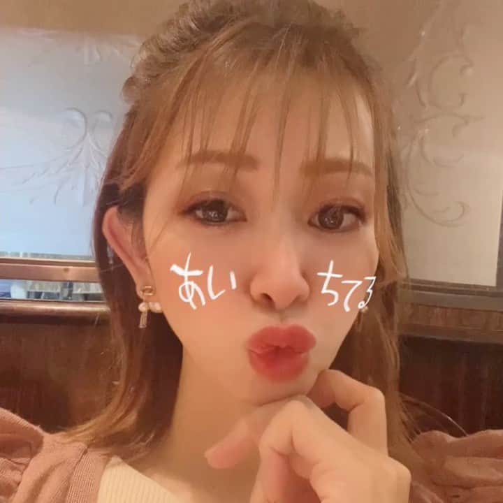 青木梨奈のインスタグラム：「おはょ〜♡  今日は雨だね☔️ 雨って髪型も崩れるし、なんか気分もどんよりしガチだよね💦  昔はそんな雨を嫌いにならないように、目を閉じて雨の音を聴いてみたり、ずっと雨を眺めてみる時間を作って、 雨って意外に癒されるし落ち着いていいかも💓なんてやってたな♪  ちょっとヤダなって思うものがあったら、それのいいところを見つけてプラスに変換してみると気持ちも晴れやかになったりするょ♡  毎日カタルシス、大事✨✨✨  #雨の日の過ごし方 #マインドセット #嫌いを好きに #幸せの作り方 #happy #美容の女神アテナ #美容家 #ママになっても可愛くいたい #美魔女」