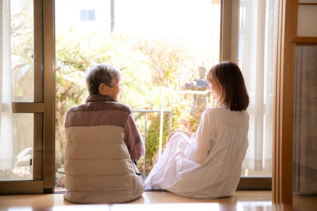 内山絵里加のインスタグラム：「・ ・ 92歳の我が家のおばあちゃん。 とてもとても、元気！ かわいくて、癒される 我が家のオアシスです🌿 ・ 6月11日(土) 10:00-12:00 / 14:00-16:00 『人生100年時代のマネーセミナー』を 沼津プラサヴェルデで開催します🗒 ・ 人生100年時代。 老後資金2000万円問題など お金の不安はつきません。 何から始めたらいいのか ファイナンシャルプランナーの方から 一緒に学びましょう👱🏻‍♀️ ・ #ファイナンシャルプランナー #沼津 #マネーセミナー #人生100年時代  #祖母 #縁側 @shu___film  さん 素敵な写真をありがとうございました❤︎」