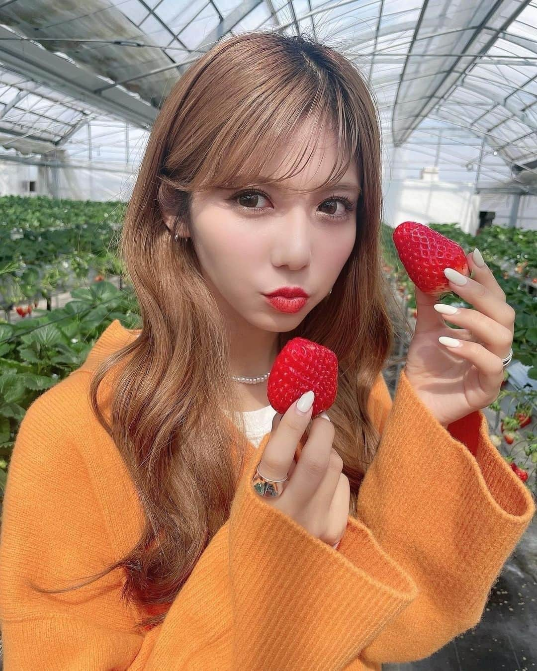 美女naviさんのインスタグラム写真 - (美女naviInstagram)「【美女navi ☻*】いちご狩り🍓❤️ * * 今回ご紹介させていただく方は❤️ 伊藤莉子 / riko ito♡ さん ▶️▷ @krk_818 * * # Repost . . 楽しかったいちご狩り🍓❤️ ． 写真もしっかり撮って、 いちごもどっさり食べた🤤笑 ． とちおとめ、さがほのか、章姫 よつぼし、紅ほっぺ みんなはどの種類のイチゴが好き？💓 . . 伊藤莉子 / riko ito♡ さん のアカウントには 他にも素敵な投稿が(*´﹀`) ぜひ覗いてみてくださいね🧡 * * * 美女navi掲載希望の方は⇒ @bijo_navi ❤️と # ビジョナビ タグ付け * 10代限定姉妹アカウント 美少女navi掲載希望の方は⇒ @bishojo_navi 💛と # ビショウジョナビ タグ付け * お願いします✨✨ * * 次回もお楽しみに...😍 * * #女子力アップ #コスメ #女子力 #ハイトーンカラー #ロングヘア #ヘアスタイル #いちご狩り #メイク #ヘアカラー #ナチュラルメイク #美肌ケア #大人可愛いコーデ #オトナ女子 #おしゃれ女子 #グルメ女子 #マスカラ #カラコン #大人可愛い #ロングヘアアレンジ #ギャルメイク #オトナ女子コーデ #オトナ可愛い #デートコーディネート」5月27日 9時00分 - bijo_navi