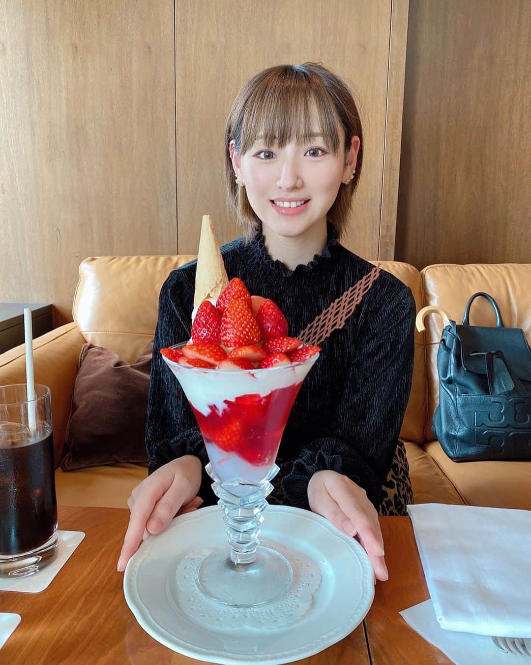 さくらさんのインスタグラム写真 - (さくらInstagram)「🍓🌼🍓🌼🍓🌼🍓🌼🍓  想像以上に大きな🍓パフェ🍰   #🍓 #いちごパフェ #苺スイーツ  #パフェ #アフタヌーンティー #スイーツ #sweets #strawberry #parfait #フルーツ #fruits #TOKYO #tokyosweets」5月27日 9時10分 - sakura_golf_