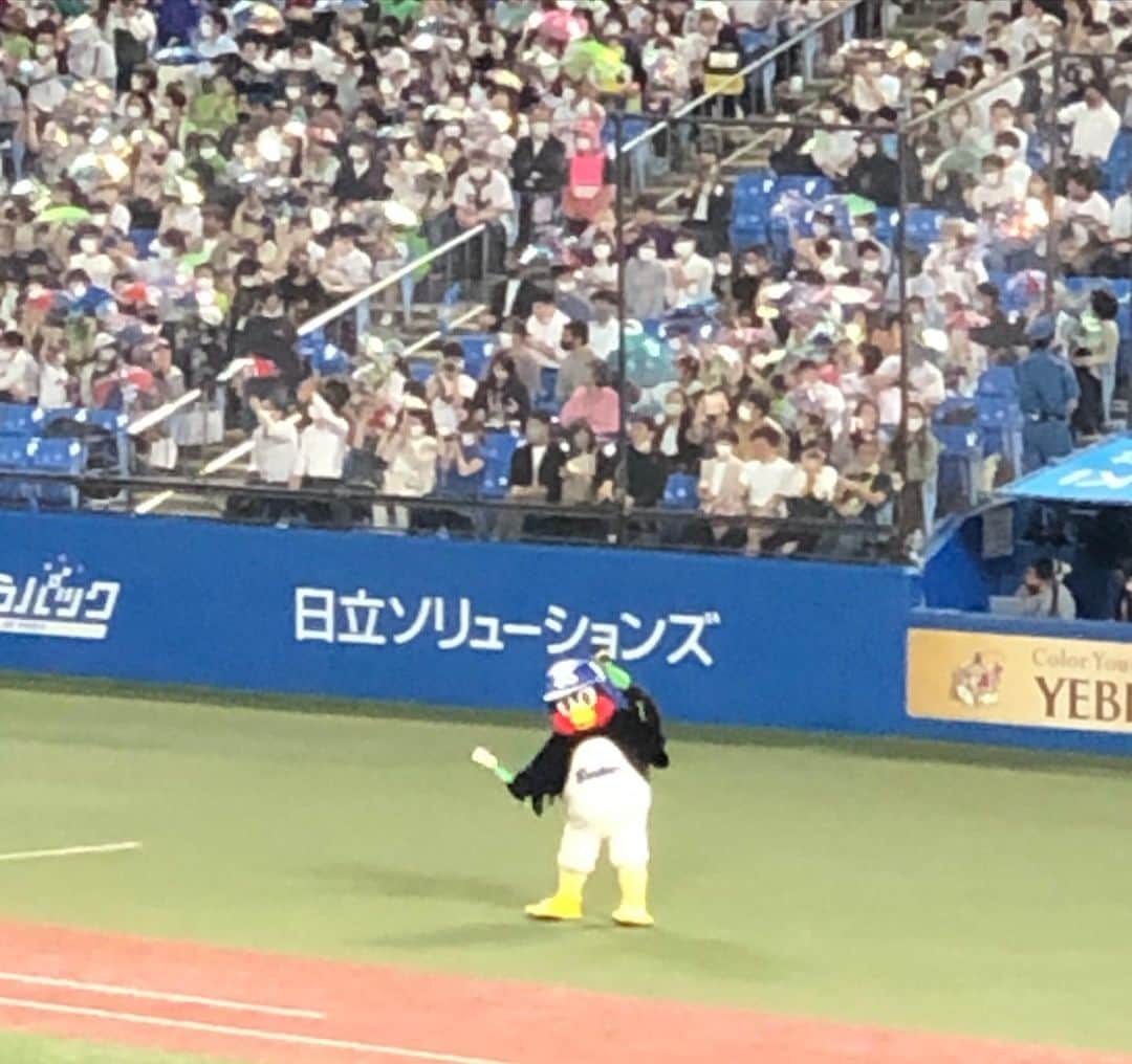 和田 一浩さんのインスタグラム写真 - (和田 一浩Instagram)「40年振りに野球観戦しました。子供達も大興奮のナイスゲーム。じんからも美味しく大満足！つば九郎はいつくるリンパ成功するんだろう。 #明治神宮球場　#プロ野球観戦　#じんから　#つば九郎　#和田一浩」5月27日 9時50分 - wadakazuhiro