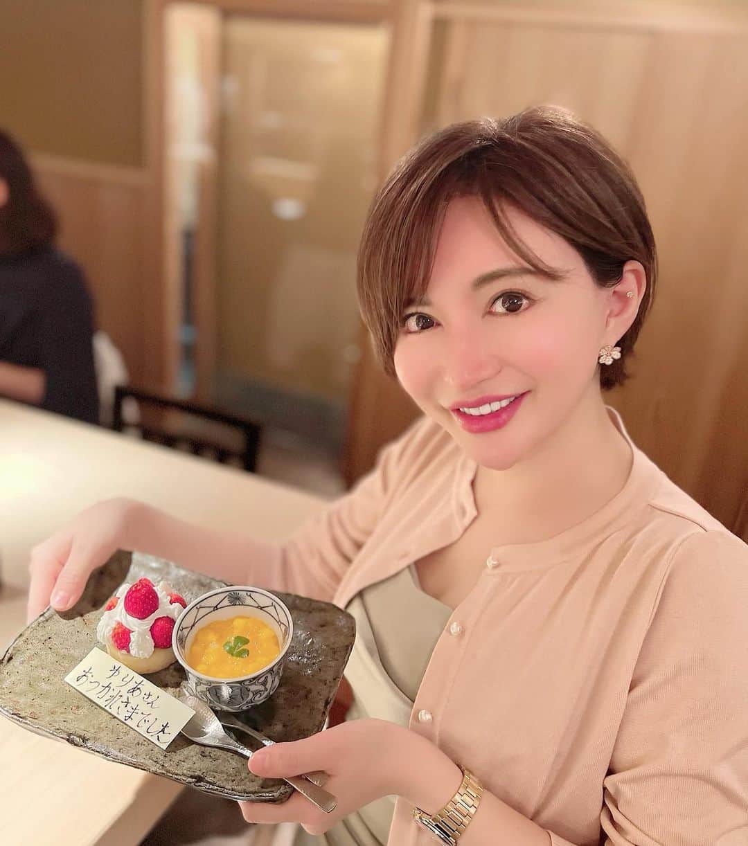 里美ゆりあのインスタグラム：「四ツ谷にある大好きな和食屋 おの澤さんにて。  マスカッツLIVEお疲れ様ケーキ🎂をサプライズ🎁で頂きました🥹😆  嬉しい♡ありがとうございました😄😄  #おの澤 #車力門おの澤  #四ツ谷  #四ツ谷グルメ  #和食 #japan  #gourmet  #グルメ #里美ゆりあ」