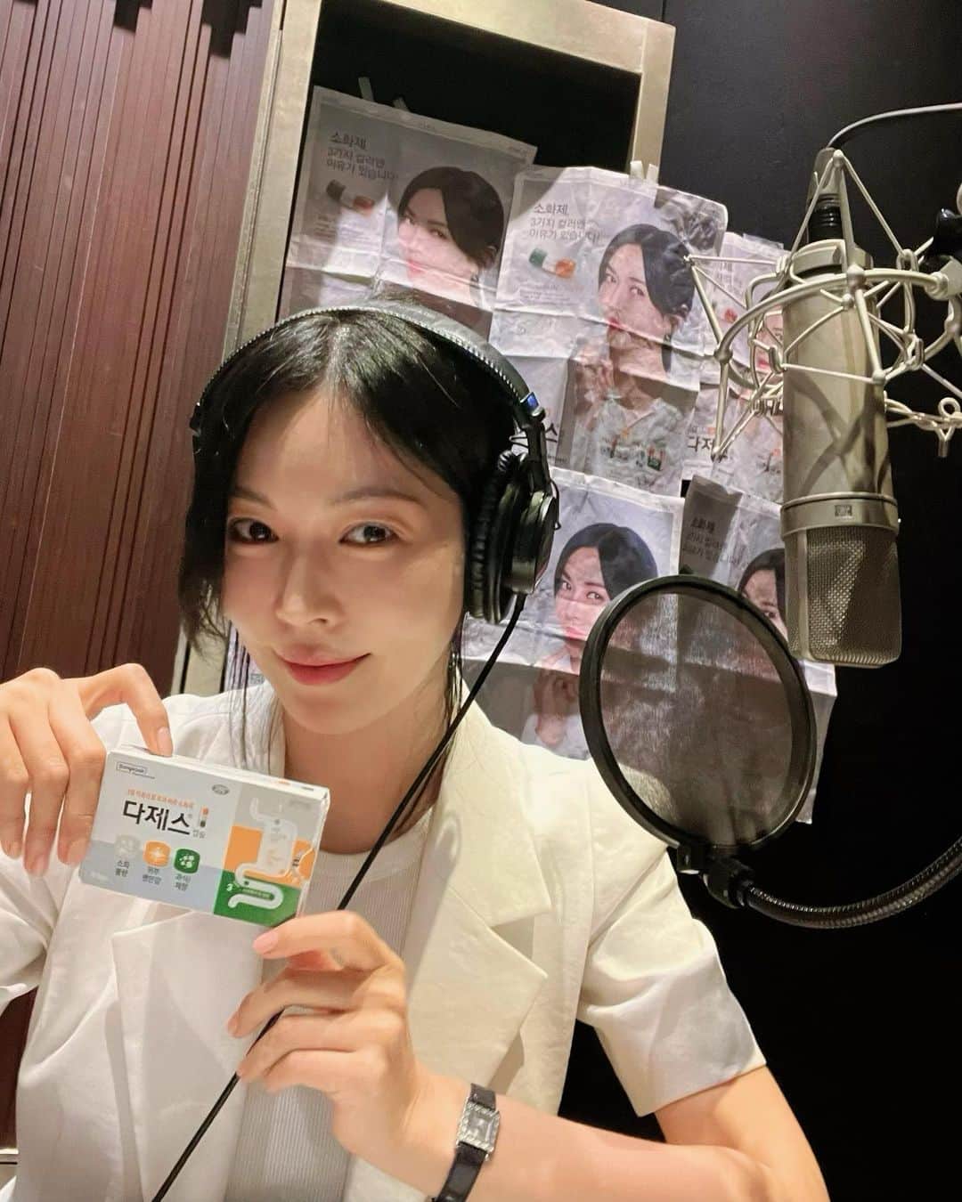 キム・ソヨンのインスタグラム：「효과 빠른 3단 소화제 #다제스 👍 라디오 광고 녹음 중* 💚🤍🧡 그동안 모아놓은 신문광고들로  다제스부스를 만들어 봤어요ㅎㅎㅎ😆😁😄」