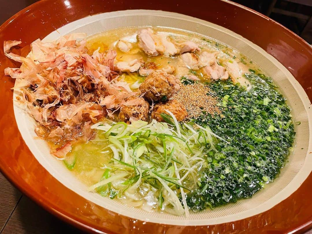 ますぶちさちよのインスタグラム：「萩さんの鳥塩ラーメン最高だったなあ🥺〆に必ず食べたい一品！  #ラーメン　#大食い　#4.7kgラーメン　#大食い女　#ますぶちさちよ」