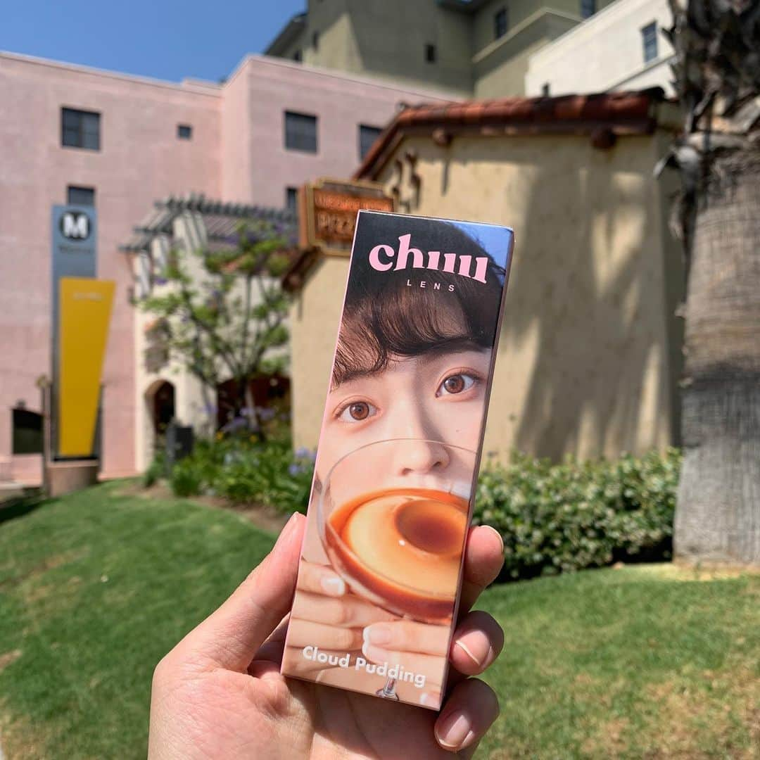 Chuuのインスタグラム：「Chuu Lens in LA🇺🇸 츄렌즈의 달콤한 매력이 미국까지✨  ☑️Cloud Pudding(1DAY) ☑️G.DIA 12.9mm ☑️DIA 14.0mm  지금 츄렌즈를 #윙크 에서 픽업 예약 후 가까운 안경원에서 만나보세요❤️  #츄렌즈#chuulens#chuu_lens #윙크#WiNC#픽업예약#렌즈픽업」