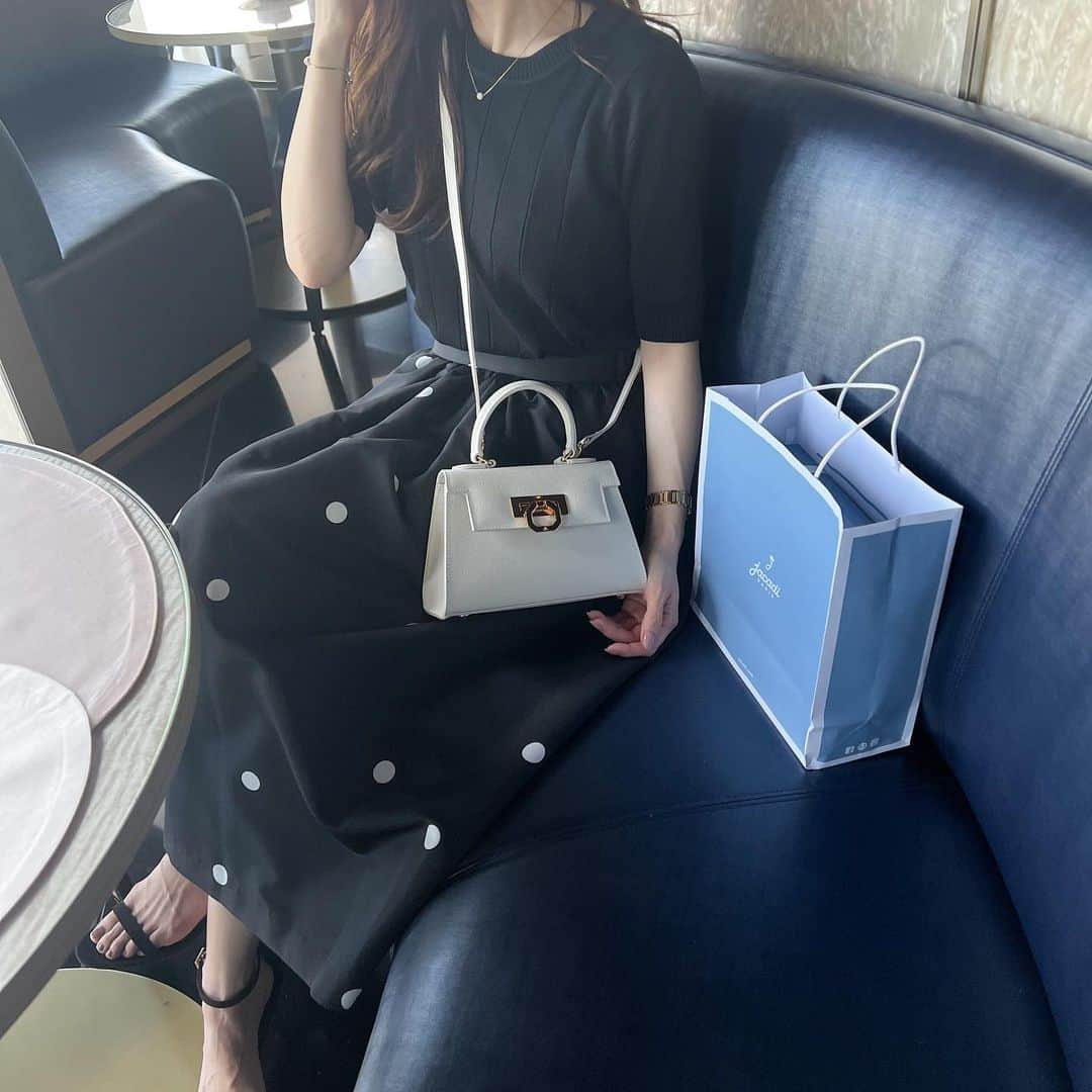 Umyさんのインスタグラム写真 - (UmyInstagram)「・ クラシカルで上品なカルボッティのバッグに惚れ惚れ✨ @carbotti_bags   アルマーニのアフタヌーンティー 一つ一つが美しくて記憶にも残るお味でした🍴  お誕生日祝いのコーデは @blue_erry とドットリンク◉  #誕生日 #誕生日プレゼント  #ありがとう #カルボッティ  #アルマーニ #銀座タワー #アフタヌーンティー #coordinate #コーディネート #キレイめコーデ #ドット柄 #骨格ウェーブ #157cm #kaumo_fashion #ponte_fashion #ootd_kob #locari #partegram」5月27日 21時49分 - umy.umy.umy