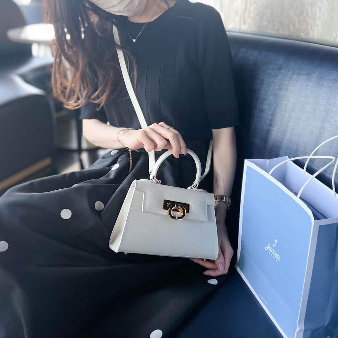 Umyさんのインスタグラム写真 - (UmyInstagram)「・ クラシカルで上品なカルボッティのバッグに惚れ惚れ✨ @carbotti_bags   アルマーニのアフタヌーンティー 一つ一つが美しくて記憶にも残るお味でした🍴  お誕生日祝いのコーデは @blue_erry とドットリンク◉  #誕生日 #誕生日プレゼント  #ありがとう #カルボッティ  #アルマーニ #銀座タワー #アフタヌーンティー #coordinate #コーディネート #キレイめコーデ #ドット柄 #骨格ウェーブ #157cm #kaumo_fashion #ponte_fashion #ootd_kob #locari #partegram」5月27日 21時49分 - umy.umy.umy