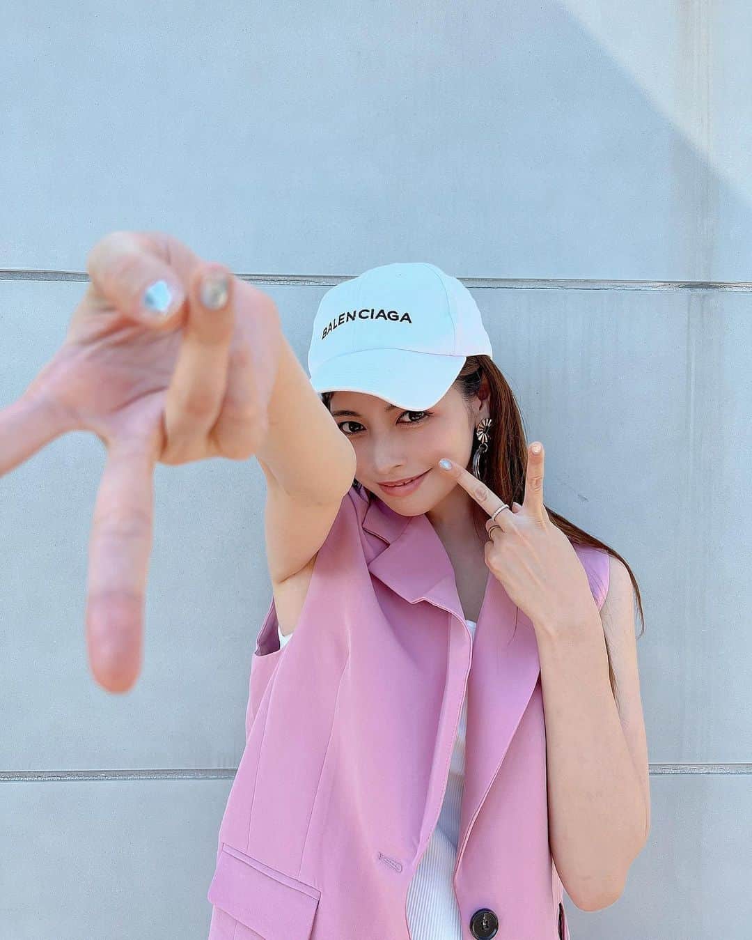 のインスタグラム：「流行ってるポーズ✌🏻 #ギャル超可愛い  ギャルじゃないのにごめんなさい。🫡笑  金曜日だ嬉しいな週末好き❤️ ・ ・ ・ ・ ・ ・ ・ ・ ・ ・ #ネイル#newnail#nail#ネイルデザイン#トレンドネイル#春ネイル#春コーデ#子育てママ#ママコーデ#ママファッション#ママライフ#大人可愛いネイル#大人コーデ#産後ママ#美肌#美白ケア#ピンクコーデ#紫陽花#紫陽花ネイル#シンプルネイル#springnails#springfashion#naildesign #キャップ#キャップコーデ#キャップ女子#balenciaga#ギャル#gal」
