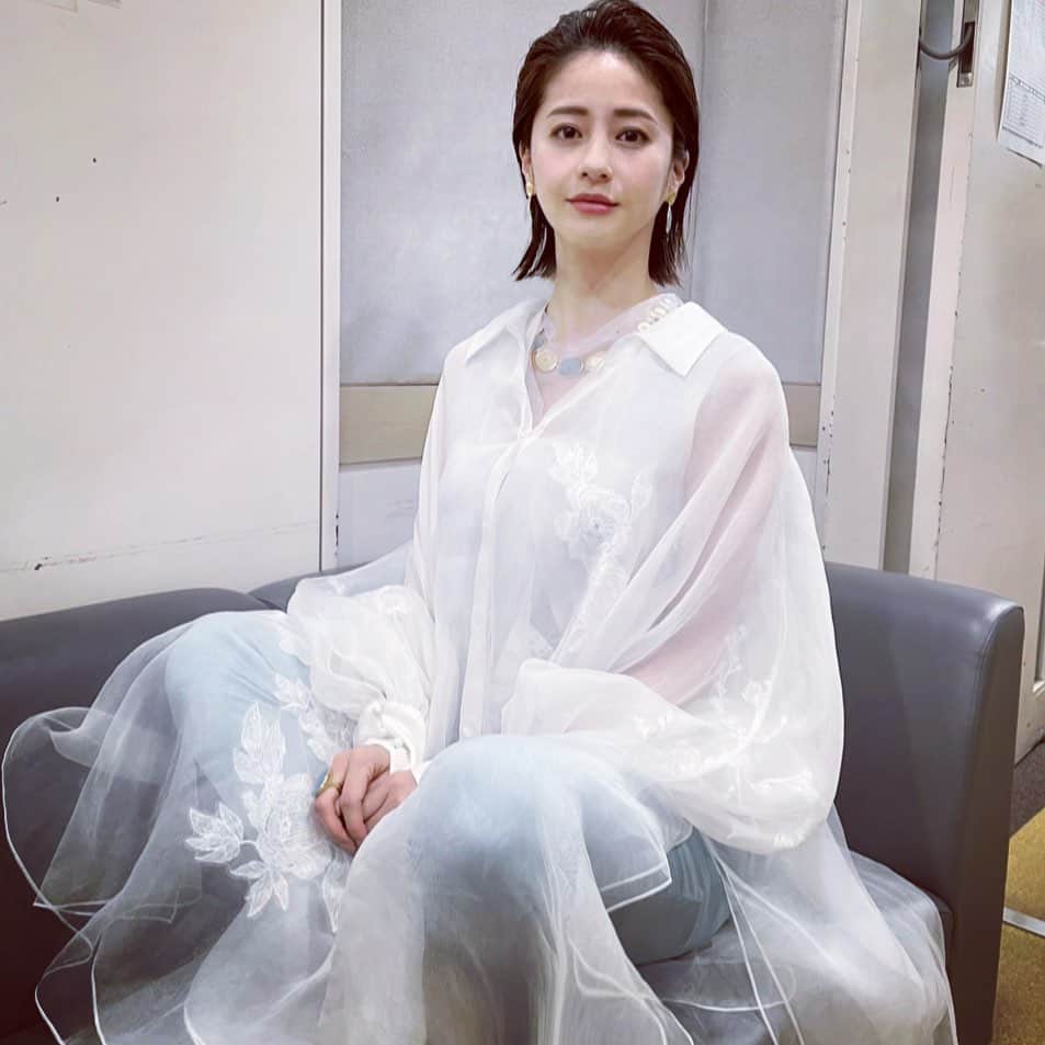 松本若菜のインスタグラム：「どうも。 松本です。  みなさんいかがお過ごしでしょうか。  ちなみに松本は元気です。  写真はやんごとなき一族の美保子さん。  この衣装、めっちゃおかわでした🫶  なんだか色々なことが起こった６話でしたね。 私は観ていて明人さんが切なくて切なくて。 これから深山家はどうなるの！？！？  引き続き、お楽しみに💚」