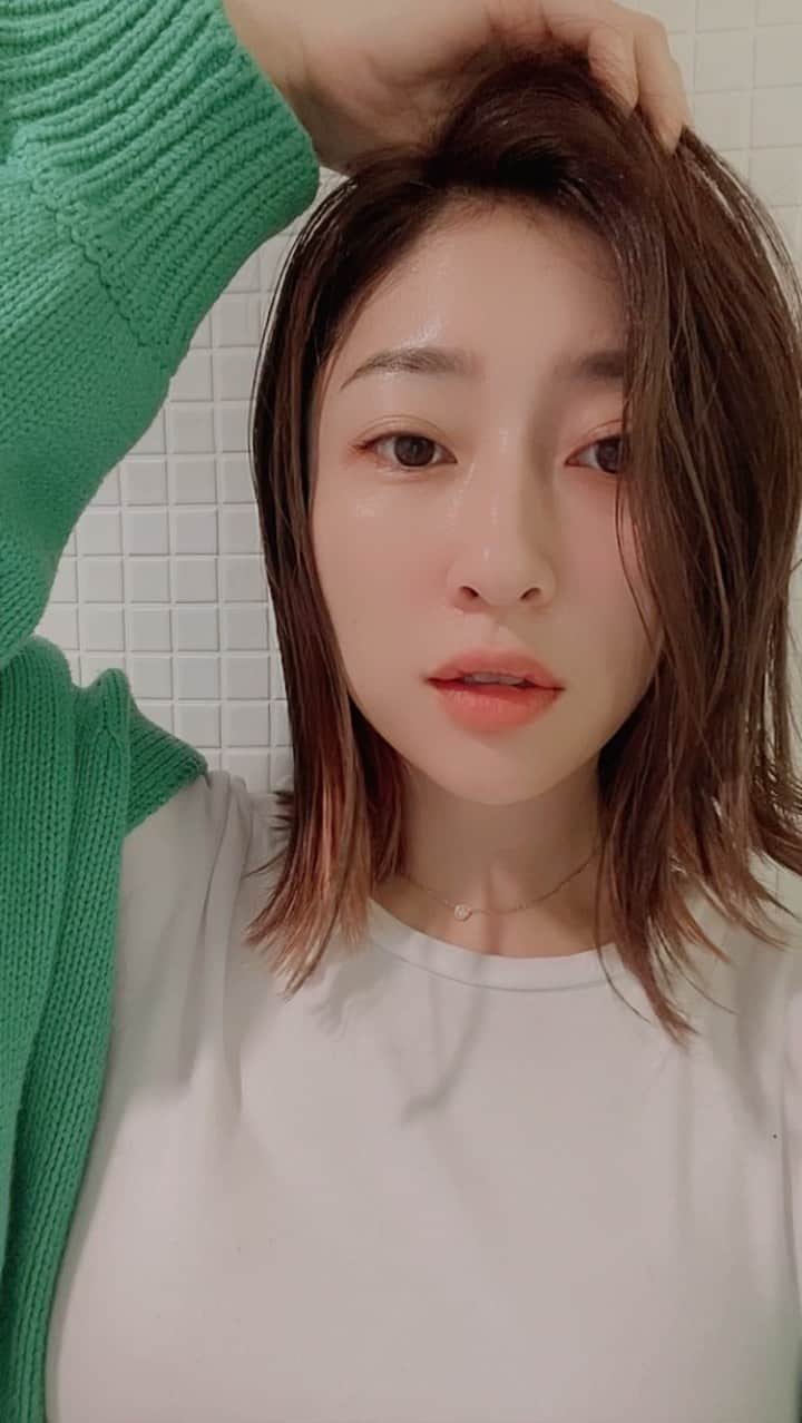 のインスタグラム：「スッピンが艶々ツヤ肌〜💖  今日は仕事の後によもぎに蒸される予定だったから← 完全にスッピン日焼け止めだけの日🫶🏻  #nomakeup  #selfie  #skincare  #메이크업  #얼스타그램」