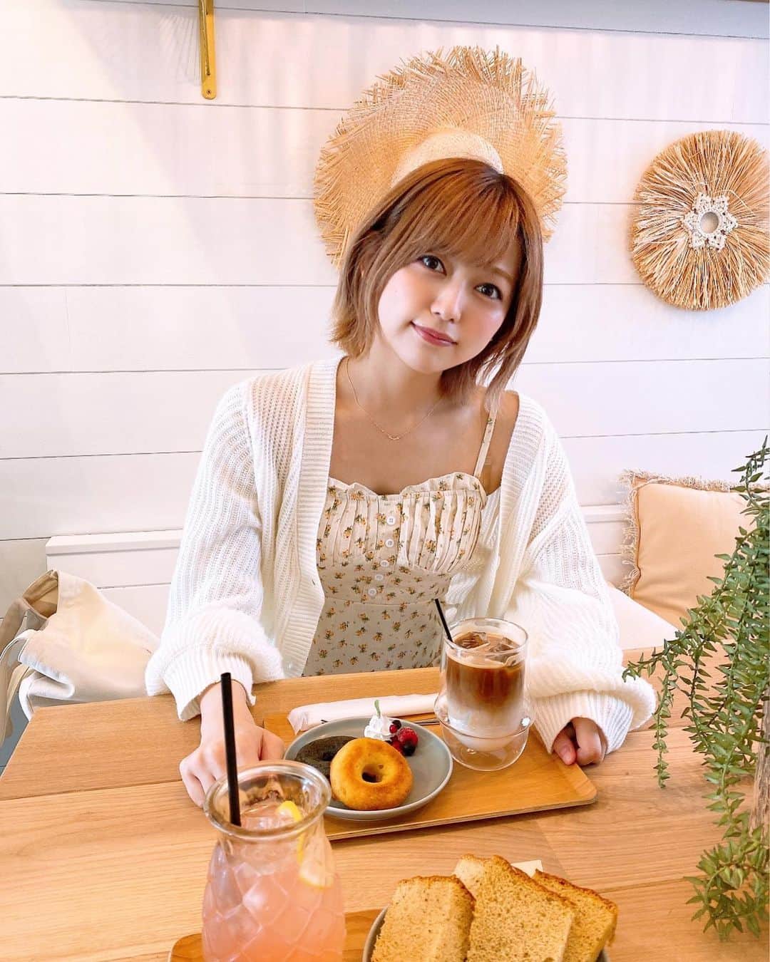 中村歩加のインスタグラム：「お仕事で東京に行った時に りかたんが連れてってくれたカフェ☻ 着ているお洋服はSHEINです☻☻ . .  #shein  #恵比寿カフェ」