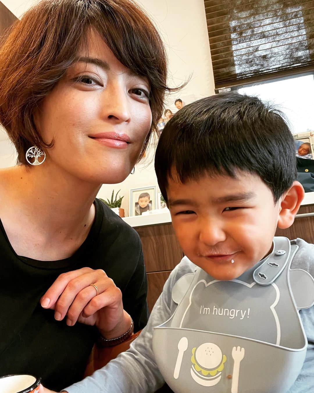 知念芽衣のインスタグラム：「今朝。 なんだこの目つきは〜😂 私のピアス、樹マーク🌳  からの、ぴちゃぴちゃタイム☔️  うぉ〜〜〜い、こら、 やめろぉ〜〜くぉら〜〜💢  という声が、 顔に出ていない事を祈る。  ほぼ毎日😂  #2歳7か月」