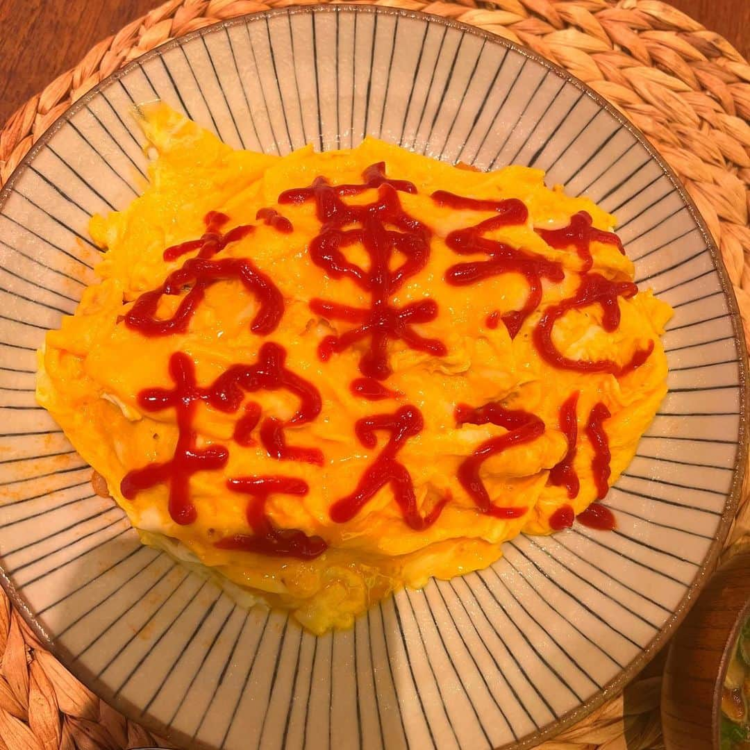 GENKINGの釜飯のインスタグラム：「金曜の夜🥰 手紙は書かないけどオムライスには書く📝w #genkingkitchen」