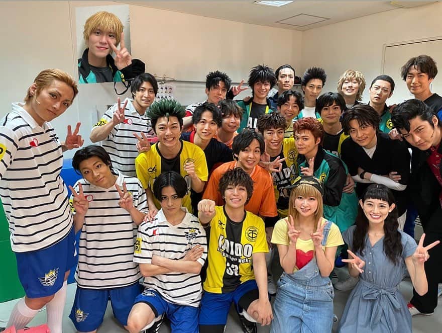 のインスタグラム：「舞台『アオアシ』  ありがとうございました！  自分にとってもっと高みを目指したい。と改めて強く想える作品でした。  このカンパニーで このキャストの皆様と 素敵なお客さまに届けることができたこと。  めちゃくちゃ幸せです！  “人間は考える葦である。”  大友栄作役　平松來馬  #アオアシ #アオステ」