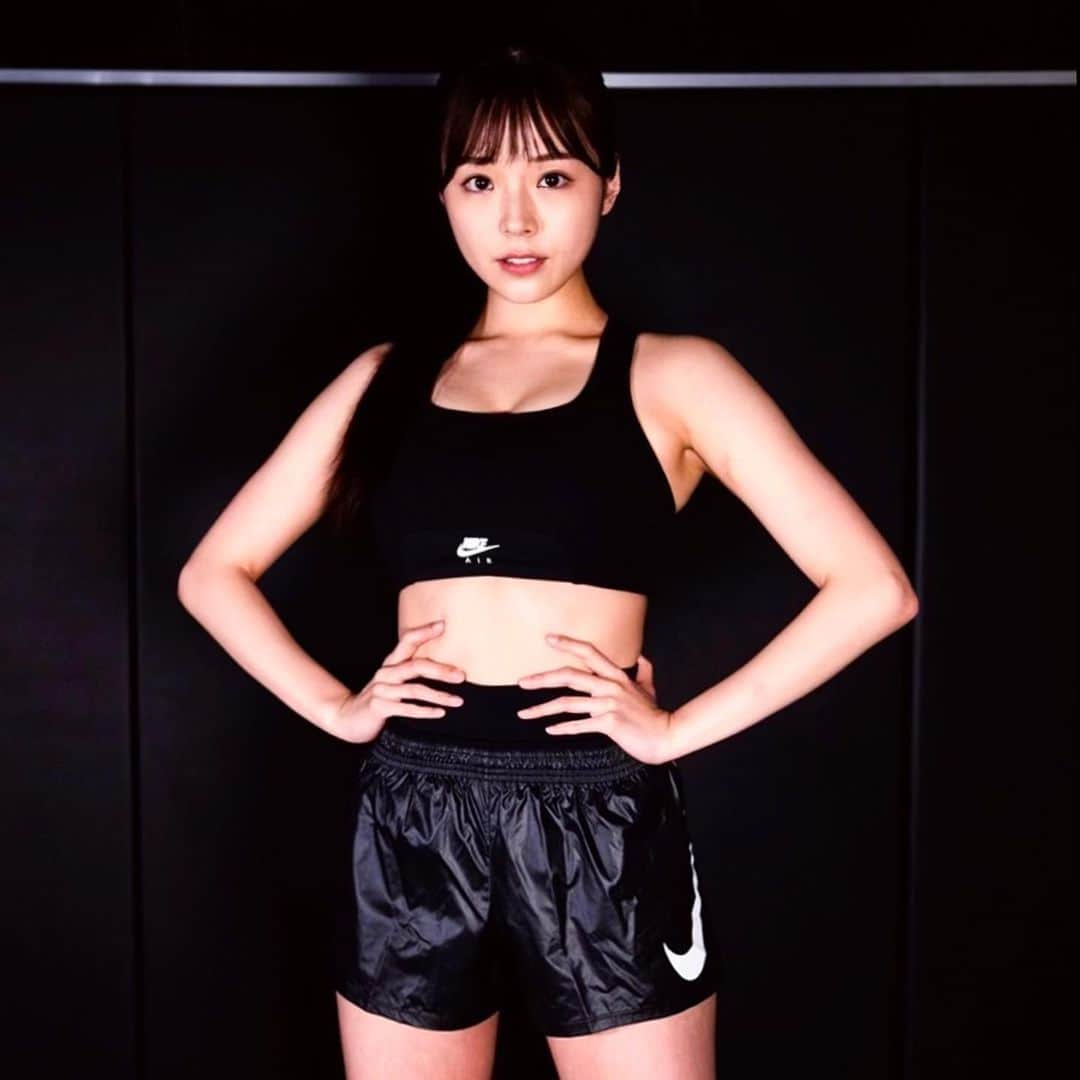 川村那月さんのインスタグラム写真 - (川村那月Instagram)「くるみ VS 川村那月  【YouTubeグラップリング寝技マッチ】  いよいよ、試合企画直前となりました。  全くの未経験から、約2ヶ月間この戦いに向けてAACCさんに通わせて頂きました。 また選手の方にもYouTubeコラボでご指導頂きました。  改めて沢山のサポート本当にありがとうございます✨  試合への意気込みですが、 フォロワーの方の中にも、私の事を元RIZINガールとして認知して下さっている皆様が沢山いてくださってとても嬉しいです。  ただ現役中、そして今現在も「ラウンドガールはニコニコしてるだけ。」など、色々な事を言われ悔しい思いをした事もありました。  確かにそう思われているかもしれない。でもちょっと待って下さい🤚🔥 今回の試合企画で、私がRIZINガールの強さ魅せます！！  私の本気を見て貰えたら嬉しいです😊 川村那月の応援、宜しくお願いします✨  私のチャンネル「なっちゃんねる」の方でも試合公開に向けて、コラボ企画や煽り映像など載せさせて頂きますので、良ければ是非ご覧下さい👊🔥  #YouTube試合企画 #くるみ さん #川村那月 #くるみVS川村那月 #グラップリングマッチ #寝技 #格闘技 #負けられない戦い #応援お願い致します！」5月27日 20時59分 - kawamura_natsuki317