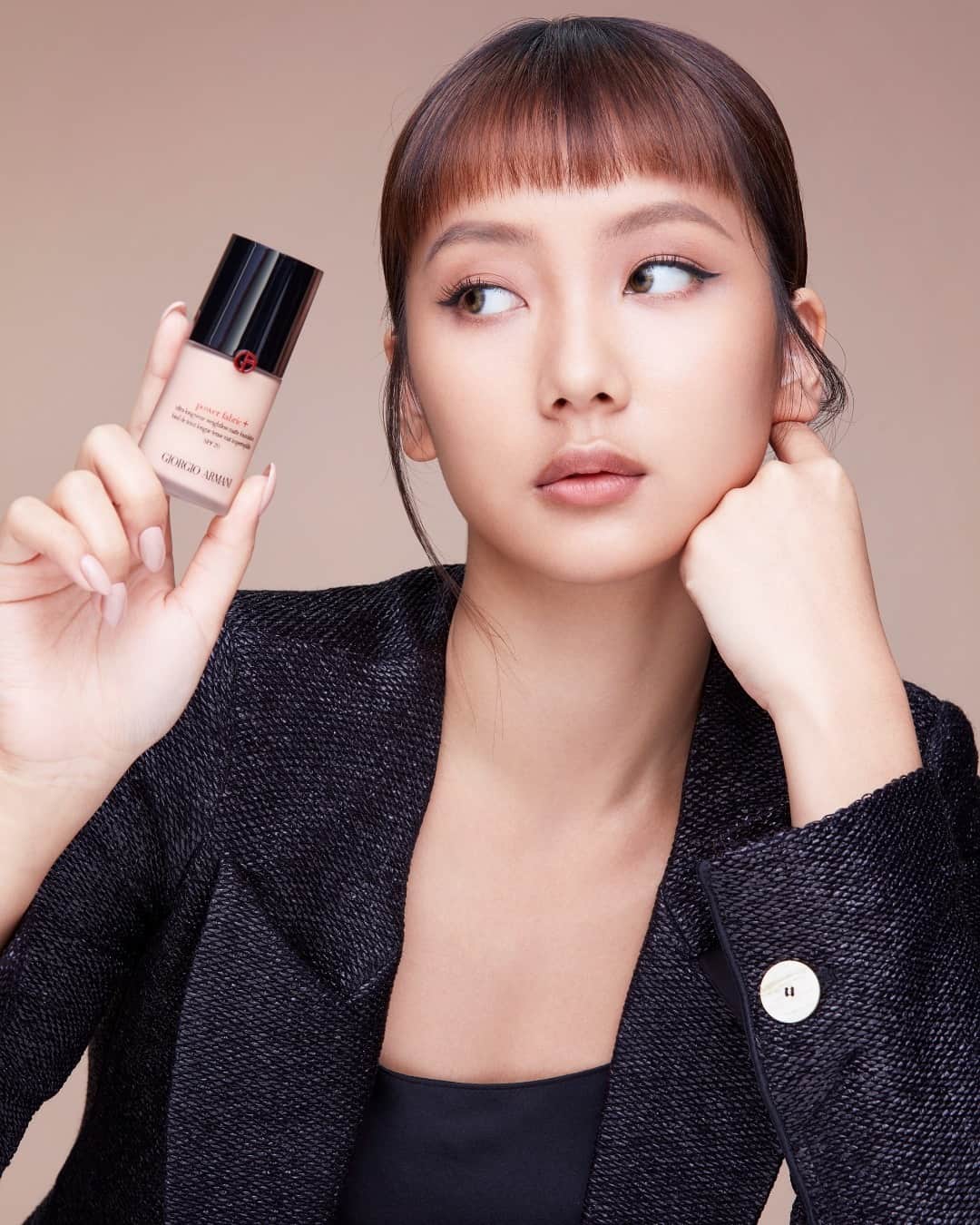 Armani Beautyさんのインスタグラム写真 - (Armani BeautyInstagram)「Personalized perfection. @_marifemarife_ and @lisumlingg of @collar.weare reveal flawless complexions, wearing POWER FABRIC+ FOUNDATION in shades 5.5 and 4.5 for a lightweight finish encouraging their skin’s natural luminosity to shine through.  #Armanibeauty #PowerFabric #foundation」5月27日 21時00分 - armanibeauty