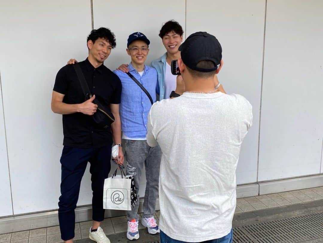 藤井直伸さんのインスタグラム写真 - (藤井直伸Instagram)「わざわざ三島まで来ていただきありがとうございました！  最幸の時間でした！ 笑いすぎて疲れました😂 最近体幹弱ってきてたので、良い運動になりました。笑  治療で辛い時期もありますが、こうやって元気な時に大切な人達と笑い合えることは最高の薬です！！  素敵なTシャツありがとうございました！！ かなり好きですこれ。笑  #最高の仲間 #最強の三人組 #勝つべくして勝つ #心はひとつ #健太郎から貰った帽子 #被り方のレクチャーされたけど昂りすぎて鍔上がってた #知らんけど #知らんのかーい #ジャニーズwest」5月27日 21時11分 - torayarrows21