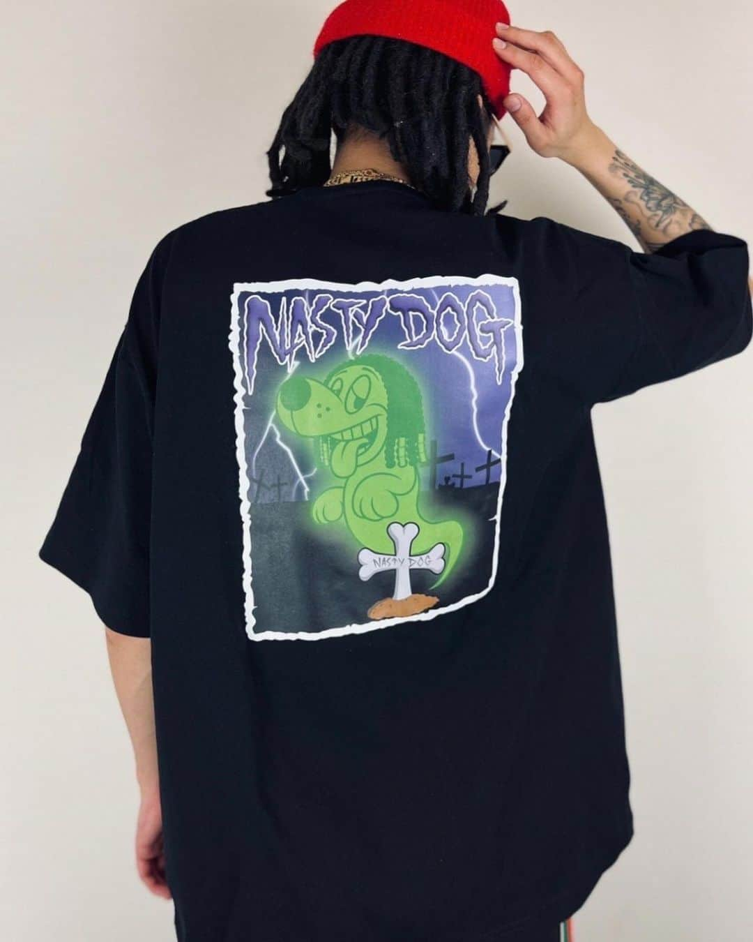 MYのインスタグラム：「㊗️NASTY DOGから新発売㊗️  今回はゴーストTシャツです！👻🐶 デザインはクソ可愛くなっててめちゃくちゃこだわってます！🌿  在庫がいつも以上に少ないのでお急ぎ下さい💦  #youもこれ着てオシャレになっチャイナ〜 #フリーメイソン」