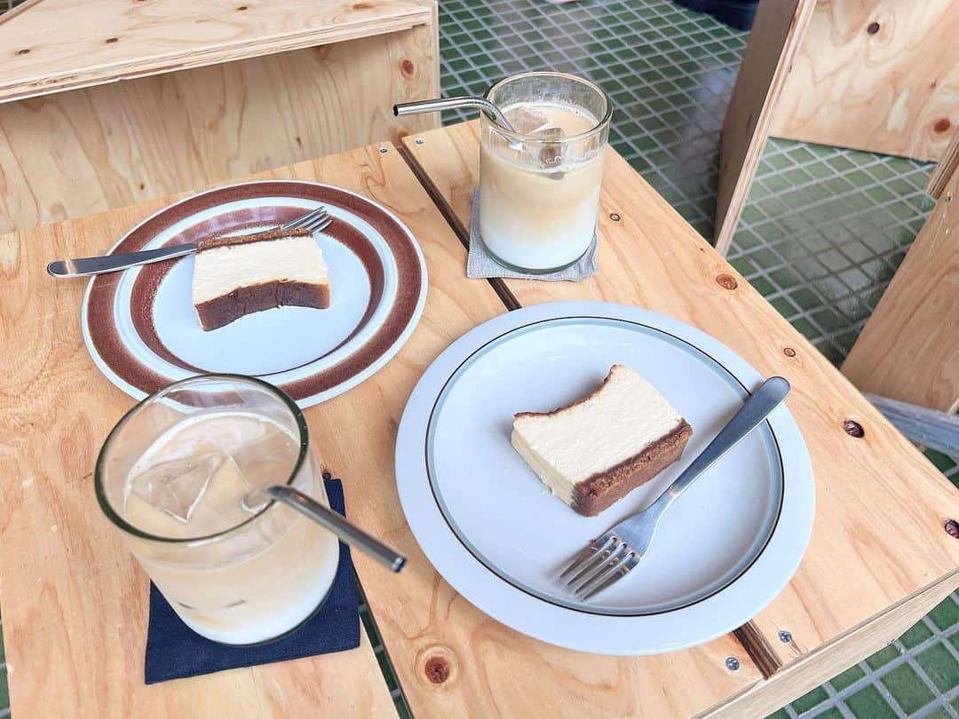 川瀬莉子のインスタグラム：「. チーズケーキ最後の2個だった!! ラッキー🫶 　 　 　 #cafe#cafestagram#cheesecake#渋谷カフェ#カフェ活#チーズケーキ」