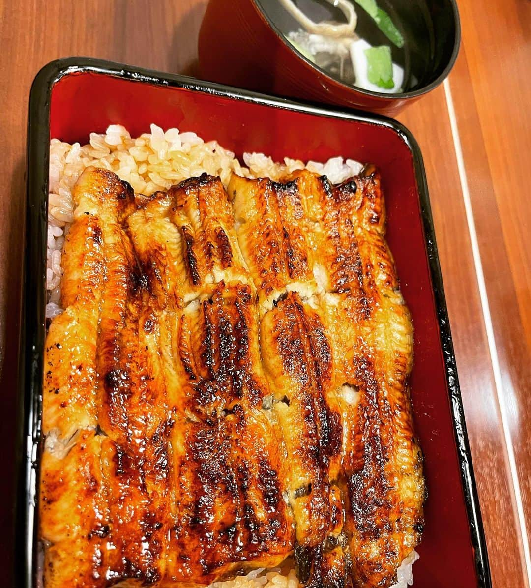 鈴木砂羽のインスタグラム：「あちこちしんどくなると どうやら鰻を欲するようです。 （餃子はレギュラー食） 鰻は心も身体も満ちるスペシャリテ、 ワタシのパワーフードです💪 （子供の頃はそうでもなかったんだけどね。大人になるといろいろあるからかねぇ🤣）  いつもは地元浜松に帰って鰻を いただくことが多いんですが、 今回は友達のお誘いで 久々に東京で鰻を🤗  THE 「江戸の鰻重」でした‼️ 丁寧にしっとり蒸されたあと ふっくらと焼き上げる繊細なお味。 何度もうまいと唸ってしまいました。 これぞお江戸の鰻重ですねぇ‼️ さすが『鰻禅』さん‼️  地元で食べる鰻も お江戸の鰻も最高です😋 あ、関西方面で食べる鰻も 開き方、焼き方、 また味わいが違って美味しいですよぉ。  ちょっとここんとこ元気がないって人は ぜひ！鰻をオススメしますー。  というわけで、鰻は いつどこで食べても最高だって ことでした😸  #鰻 #鰻重 #鰻禅 #本所吾妻橋 #浅草 #隅田川 #スカイツリー #浜松鰻 #800投稿目　😲」