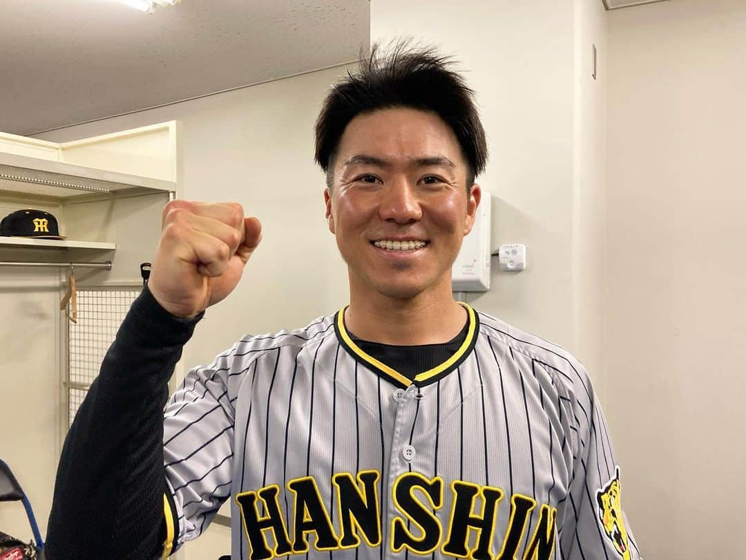 阪神タイガースさんのインスタグラム写真 - (阪神タイガースInstagram)「"しびれる"リードでチームを完封勝利に導いた長坂拳弥選手！ #長坂拳弥 選手 #しびれました  #ナイスバッテリー  #阪神タイガース  #イチにカケル！」5月27日 21時39分 - hanshintigers_official