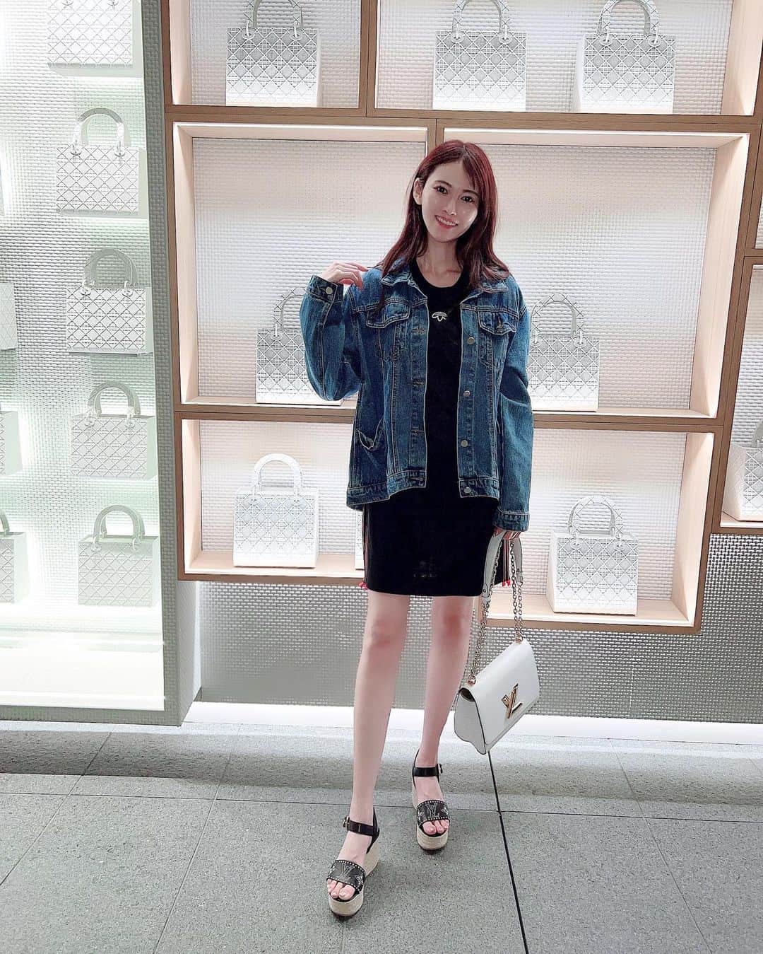 のインスタグラム：「背景可愛くて撮ったのですが、 Dior一つも持ってないのに 撮ってしまった📸💦笑  #ワンピース  @alexanderwangny #alexanderwangadidas  #bag #shoes @louisvuitton  #louisvuitton  * #カジュアルコーデ #code #adidas」