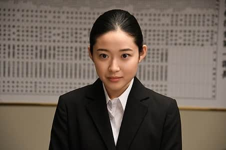 藤野涼子のインスタグラム：「⚠️情報解禁になりました  【木曜ミステリー　警視庁捜査一課長season6】 8話に交番勤務の巡査・尾山田すずめとして出演しています  2022年6月2日(木) よる　8時から　拡大スペシャルです  大ベテランの方々と一緒に事件を解決すべく、滝汗を流しながら捜査しました!!  ひよっこの豊子以来のおさげ三つ編みでした☺️  久しぶりに学校での撮影だったので、いっぱい写真撮っちゃいましたよ笑 その写真はまた載せます！  #警視庁捜査一課長」