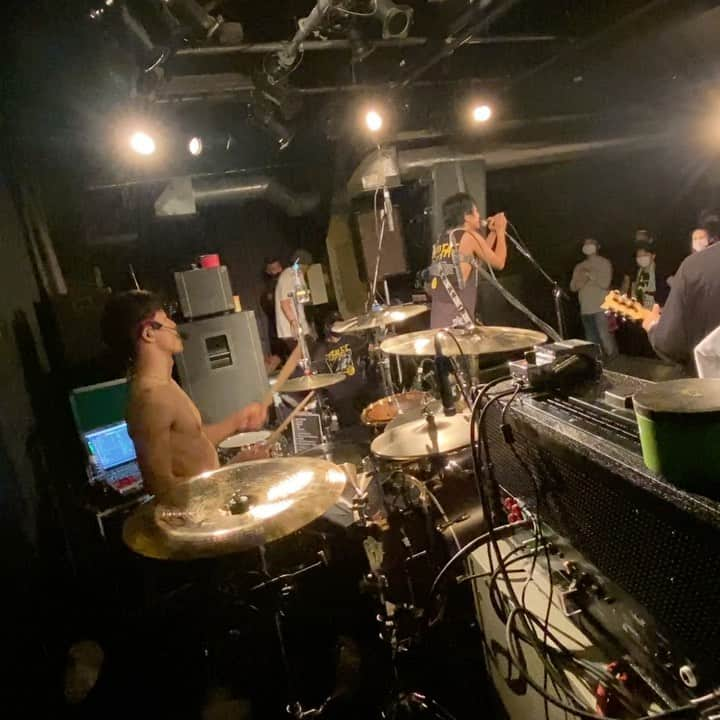 Bunta のインスタグラム：「"Ashtray"with SUGA from dustbox  @秋田SWINDLE  原曲のテンポよりbpm10位速いAshtray😁 245bpmくらい出てるね💥💥 スガさんの演奏がキレッキレでテンション上がりまくった☄️☄️☄️  #totalfat #dustbox #bandforhappytour #drum #drumming #drumlife #drumsolo #drummer #drumsticks #drumforhappy」